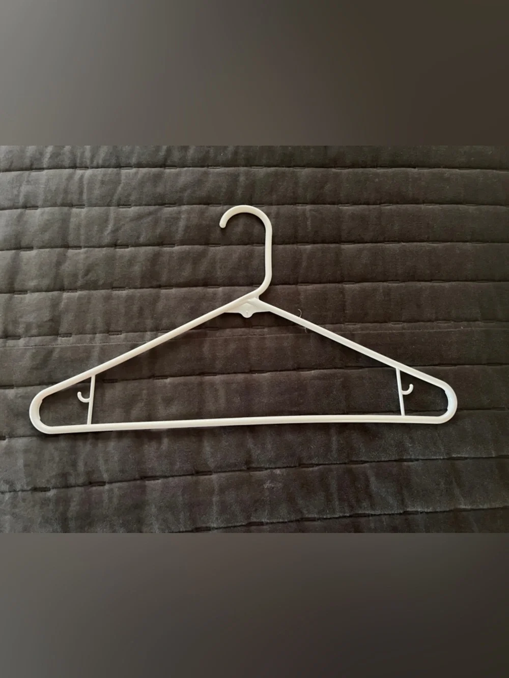 20 white plastic tube hangers